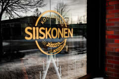 Siiskosen logo myymälän ikkunassa.