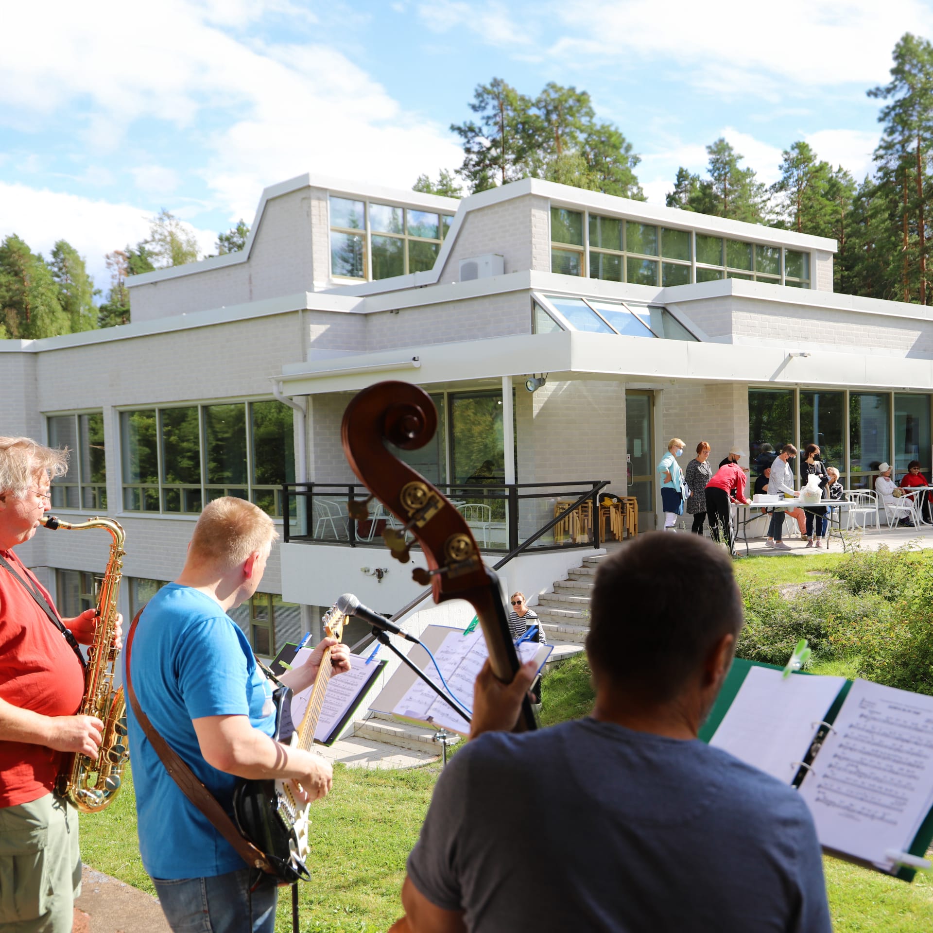 The band performs at the summer event in front of Toivi Järvinen Art home located in the museum's yard.