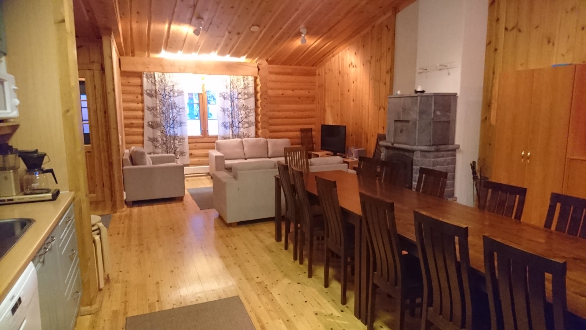 Holiday apartment's big dining table Lomahuoneiston suuri ruokailupöytä