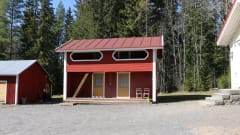 There are two rooms on the upper floor of the bedbug hut. The second room has three single beds and the second room has a double bed and a single bed.