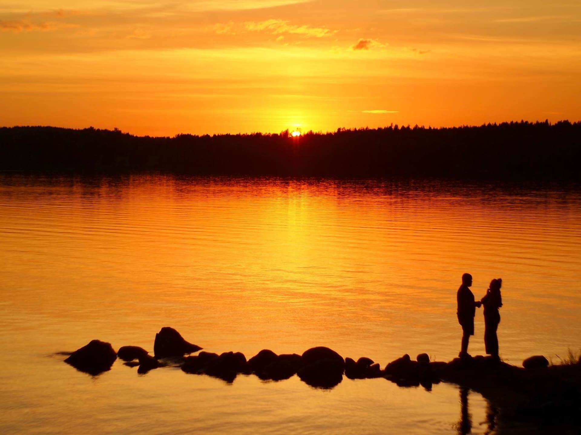 At the coast of Koskenselkä you'll see the best sunsets in Puumala.