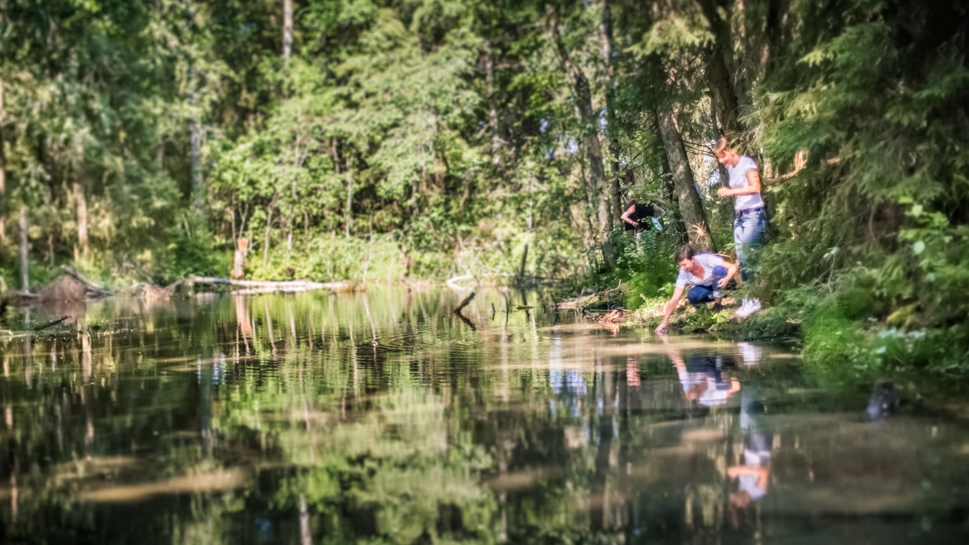 Visitors tasting the pure water of Kylmänmyllynlähde bubbling spring in Jämijärvi