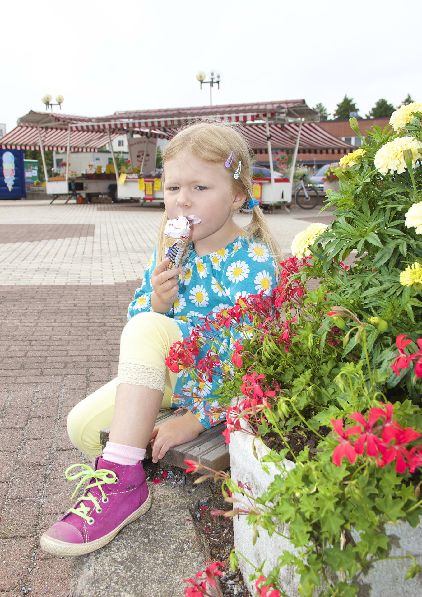 Lapsi syömässä jäätelöä