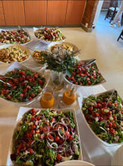 Juhlatilan tuoreet ja raikkaat salaatit on katettuna juhlaasi varten.