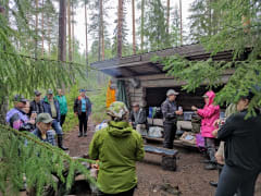 Elämysretkellä Juvan Pitkäjärven laavulla.
