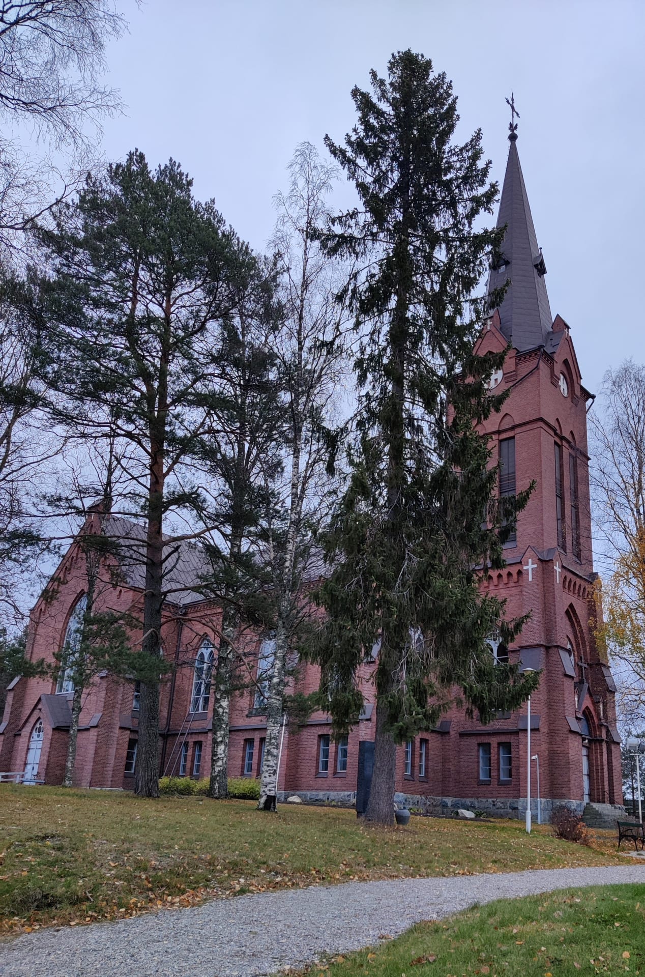 Nurmeksen kirkko syksyllä.