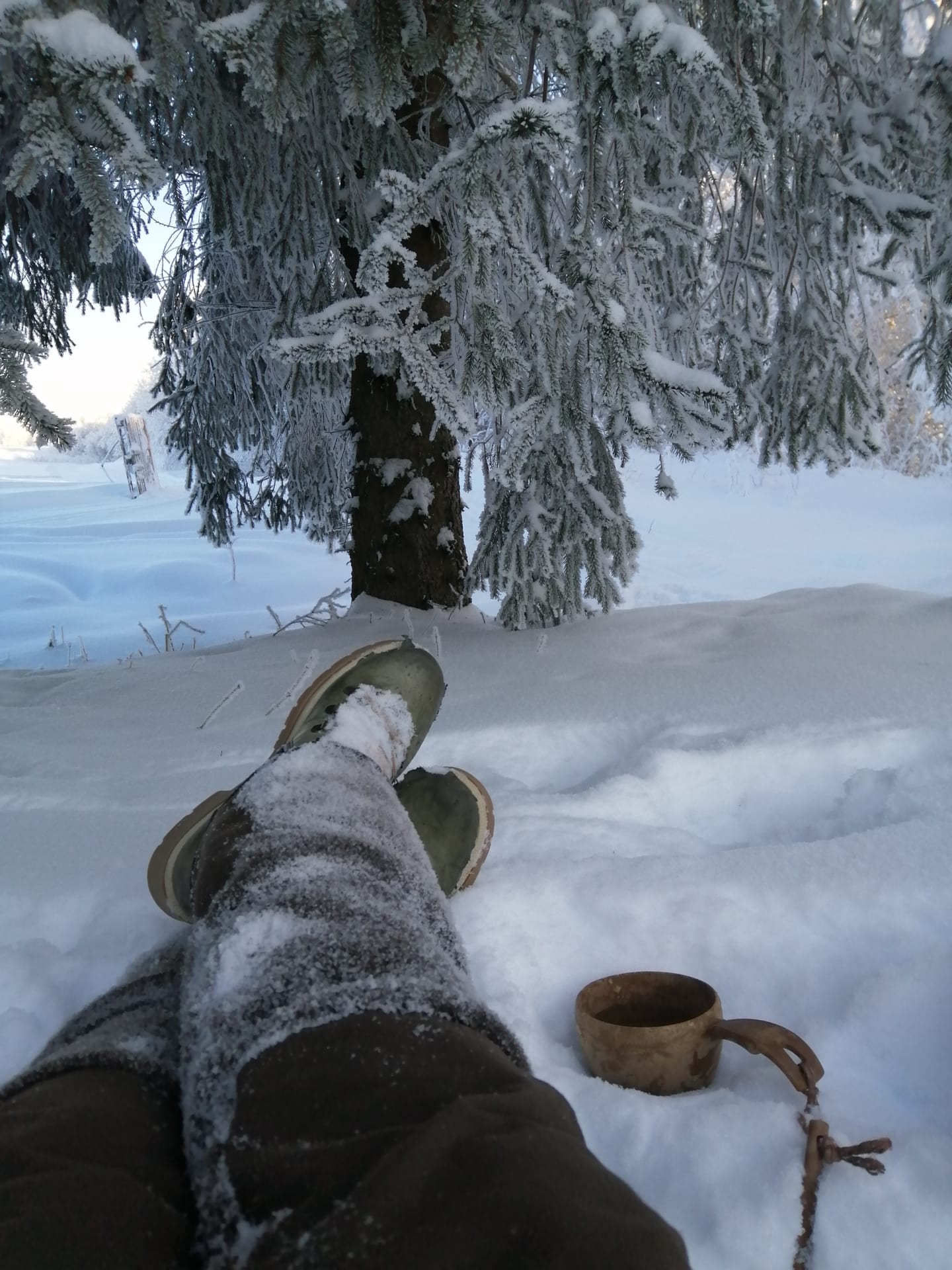 Kahvihetki talvisessa maisemassa