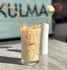 Erikoiskahvia ulkokuva. Kulma.