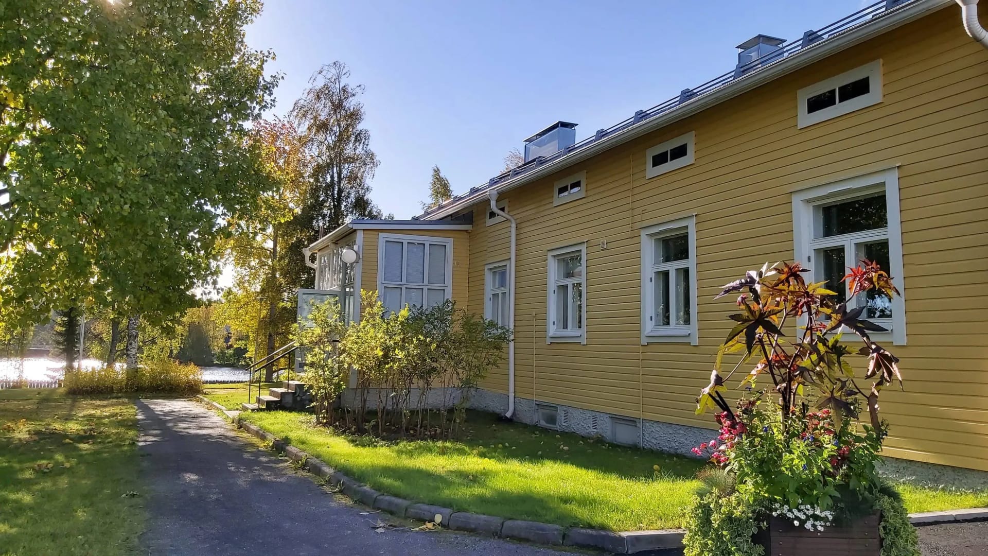 Huovishuone from the outside, yellow old building.