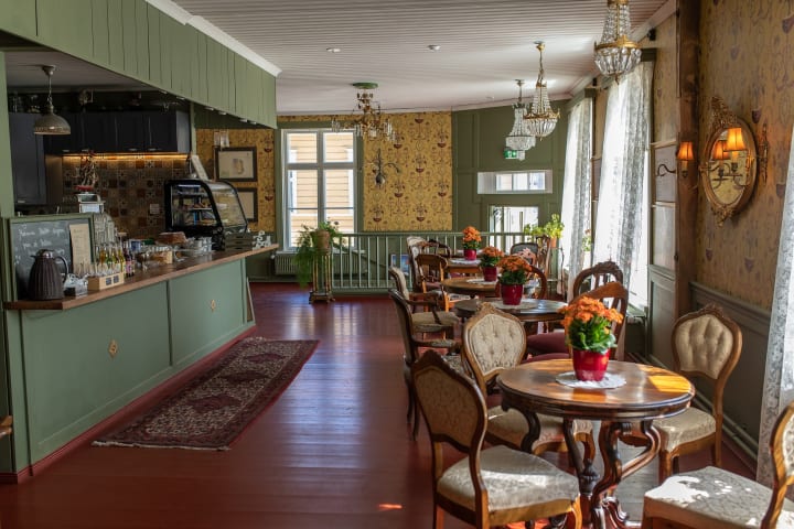 The café is decorated in the style of the 1860s.