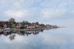Ohtakarin rantaa hallitsevat punaiset kalastajamökit.