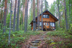 Hirsimökki etupihalta kuvattuna.