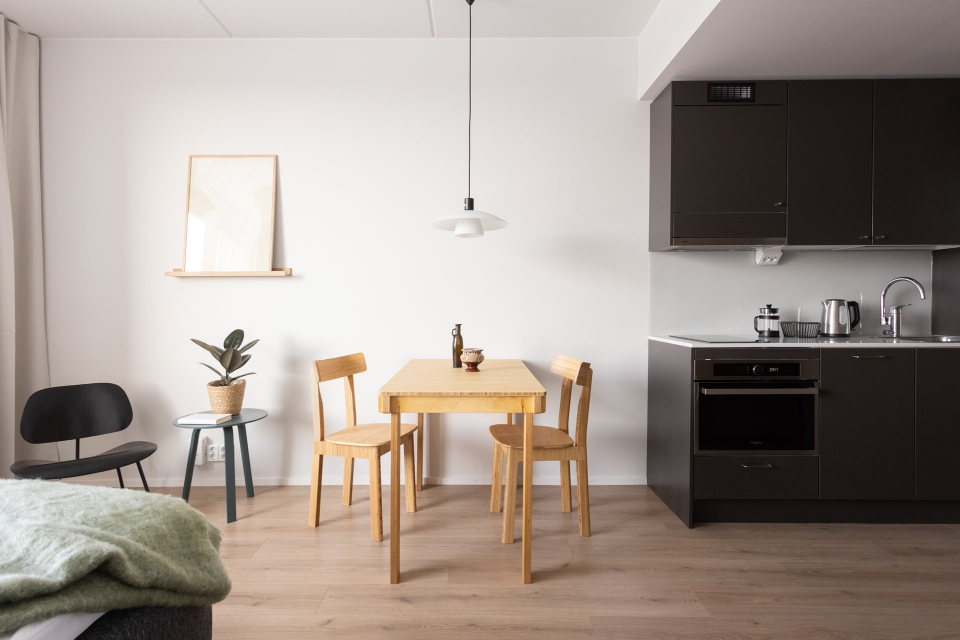 Medium studio. Theres a full kitchen in every studio 