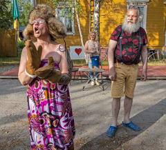 Kesäteatteri Yxpila-Bronka Kahvila Sahan teatterilavalla.