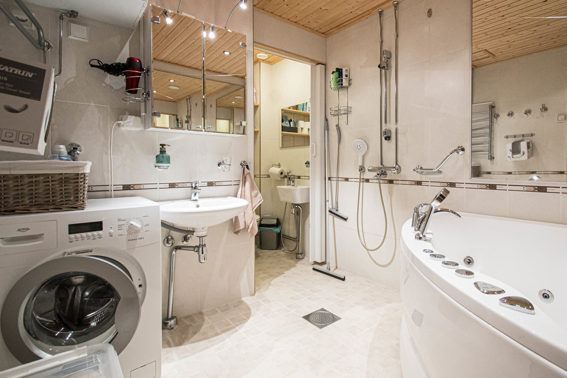 Hot Tub in the Grundfloor Bathroom