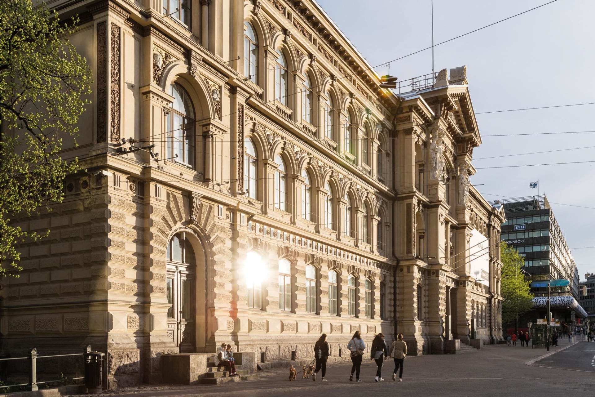 Ateneum-rakennus auringossa.
