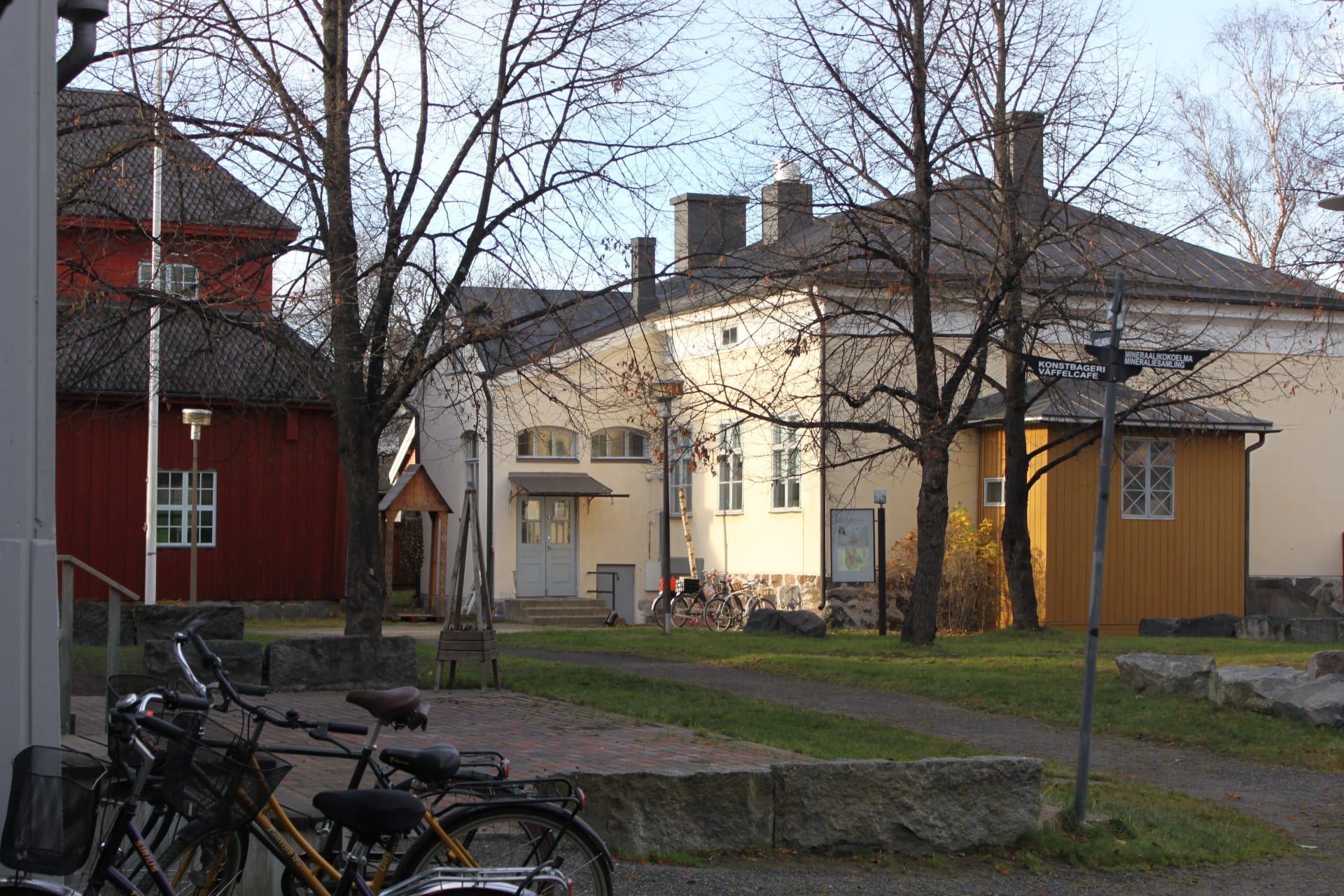 Yellow stonehouse from year 1818.