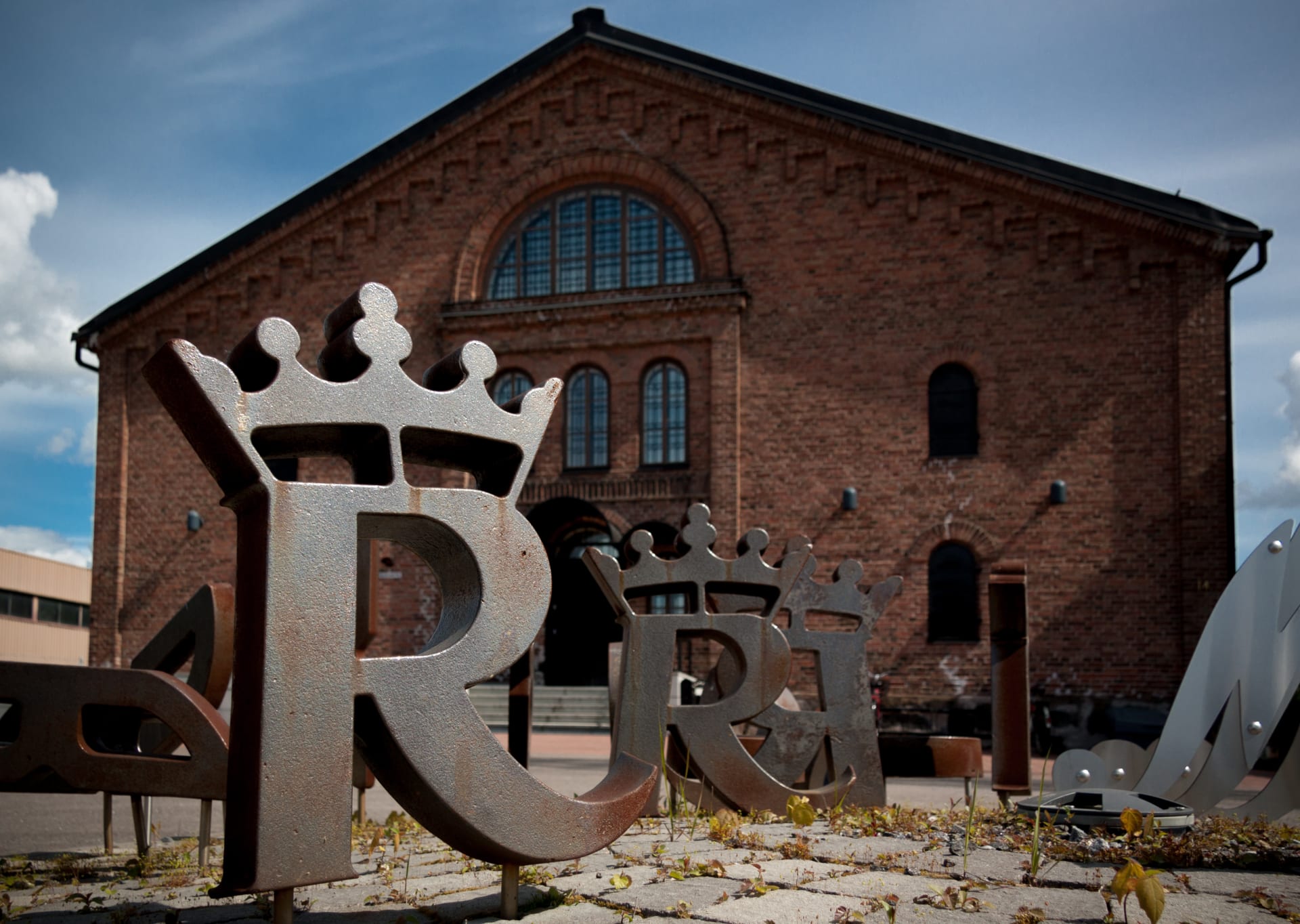 Main entrance of the Rosenlew Museum with artwork with the letters R in the foreground.