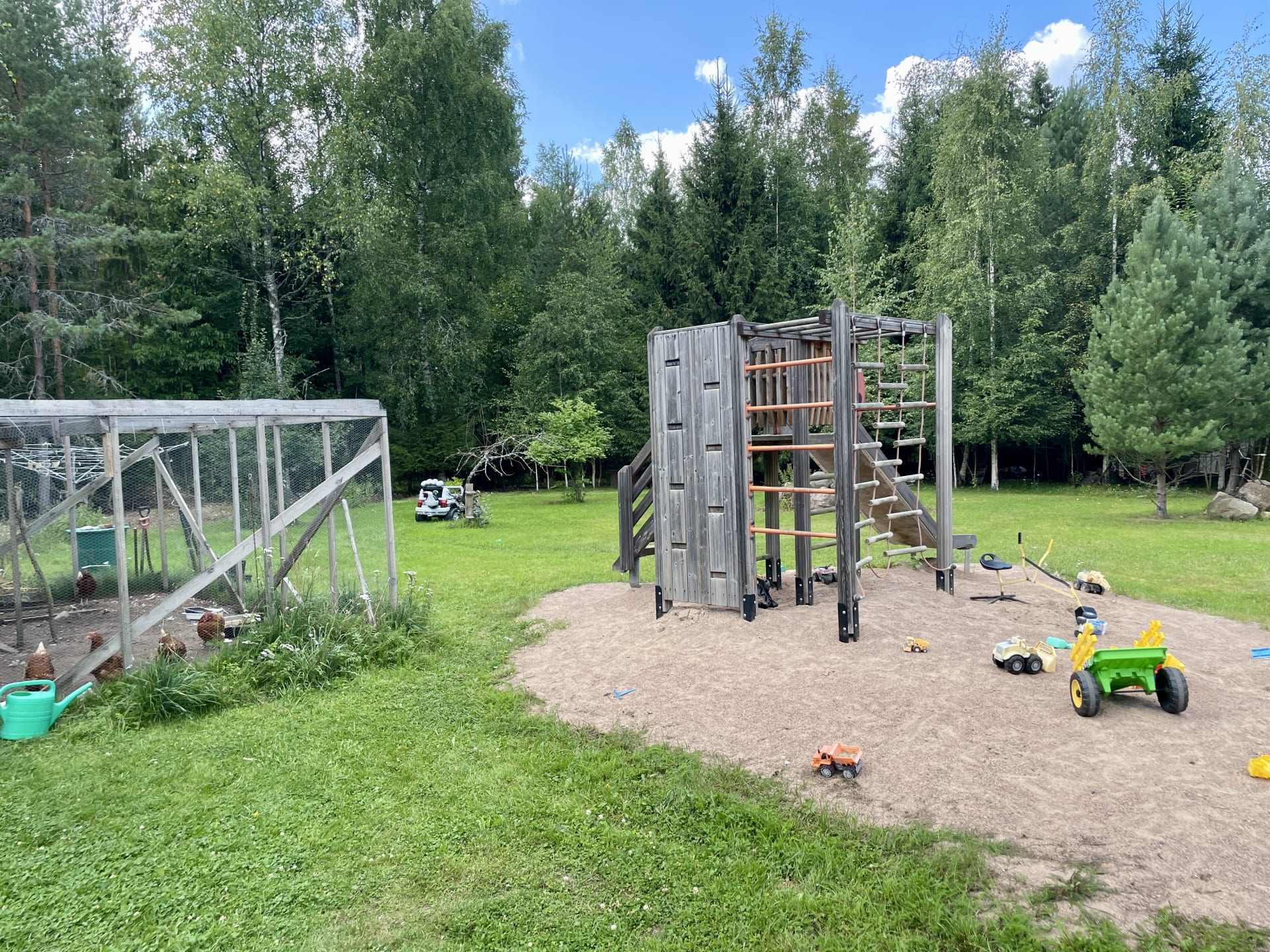 Ravintola Vanha Sampo kanat ja leikkipaikka
