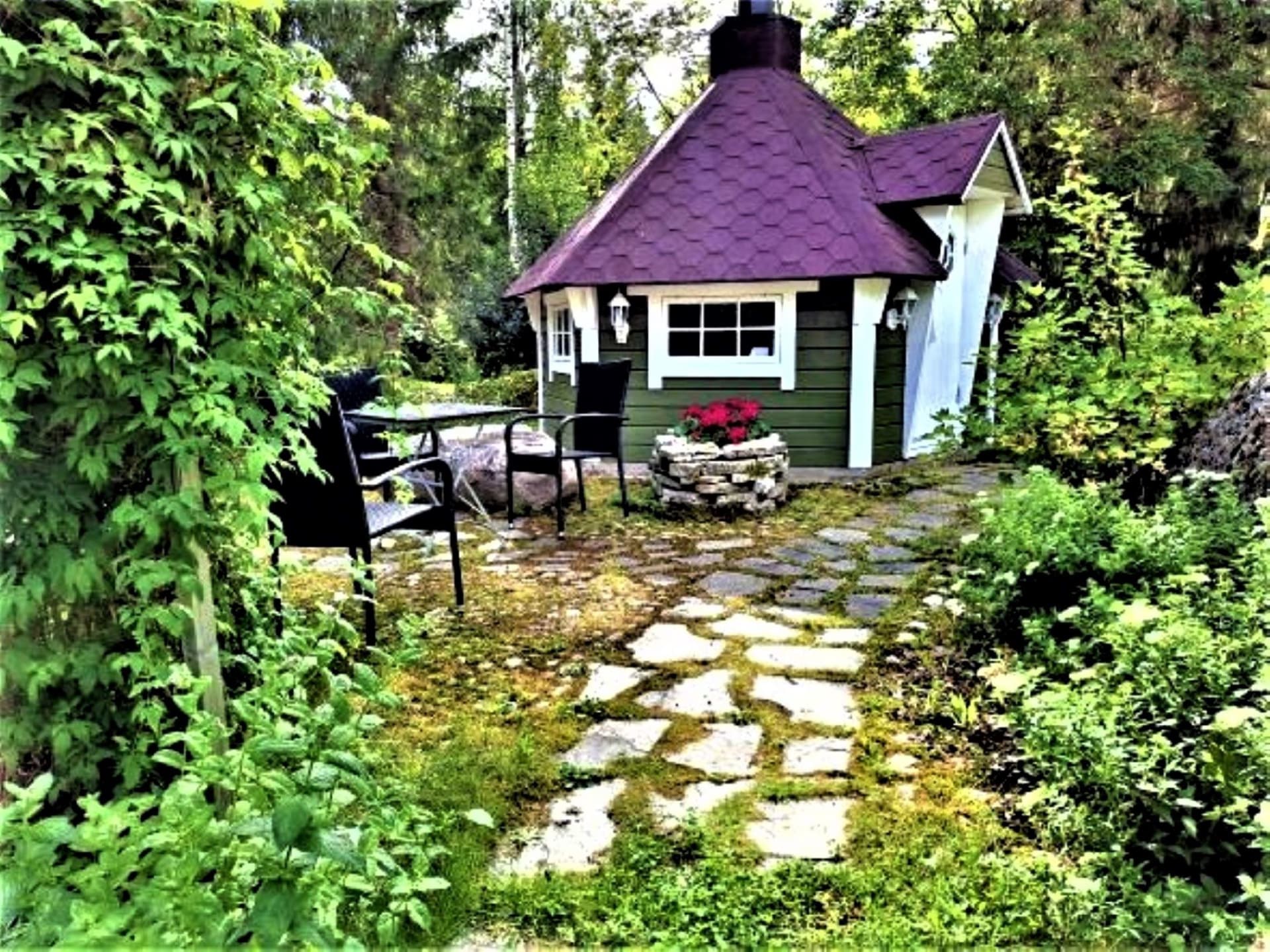 Grillikota patiolla ja pöytäryhmä Villa Paasirinne B