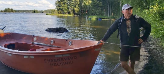 Pekka nojaa veneen keulaan.