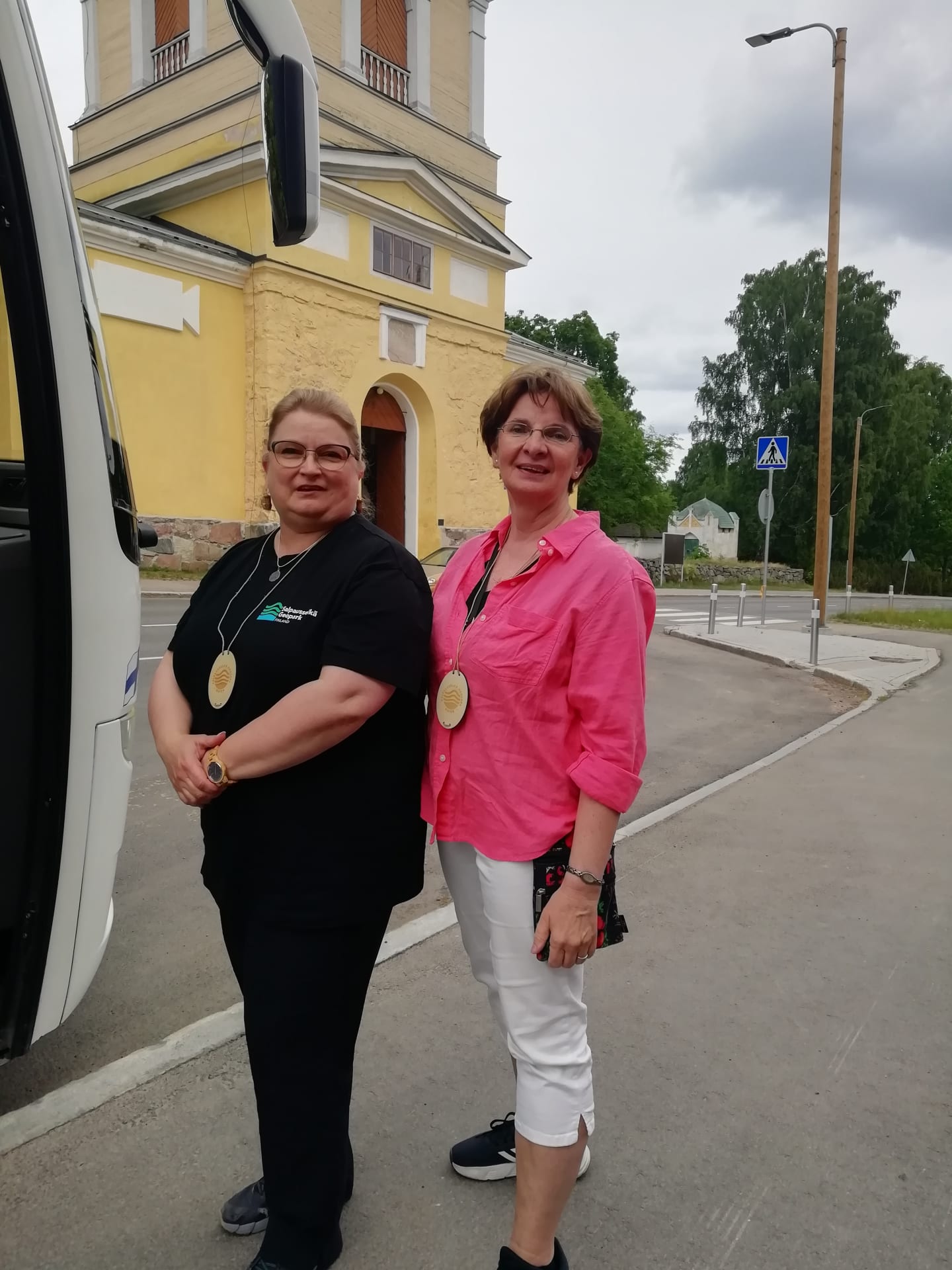 Bus tour guides Päivi Oksanen and Jana Parpala