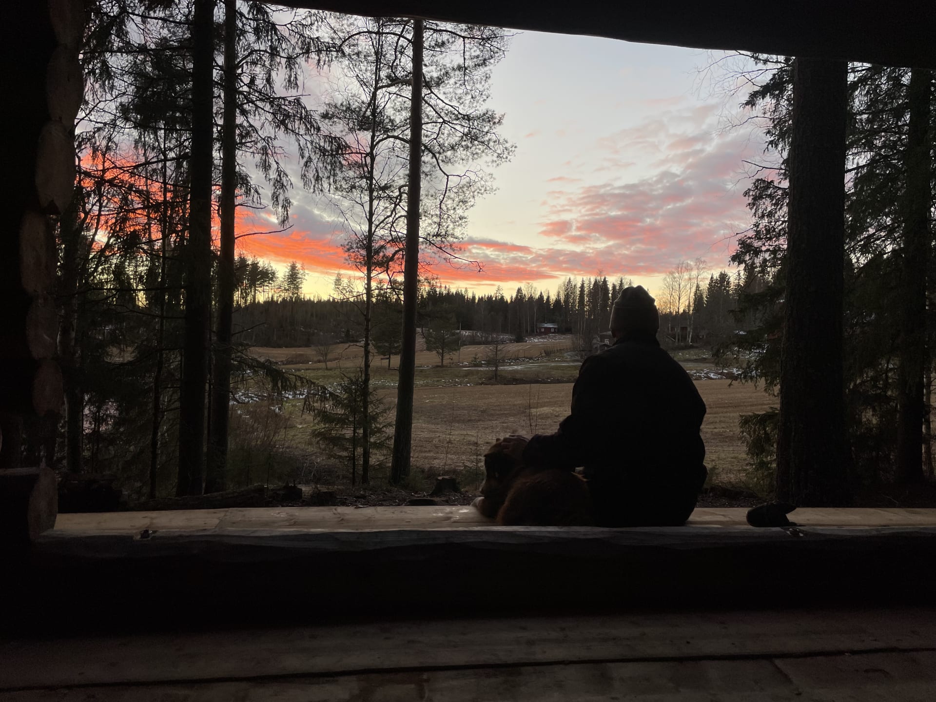 Maisemaa laavun sisältä.