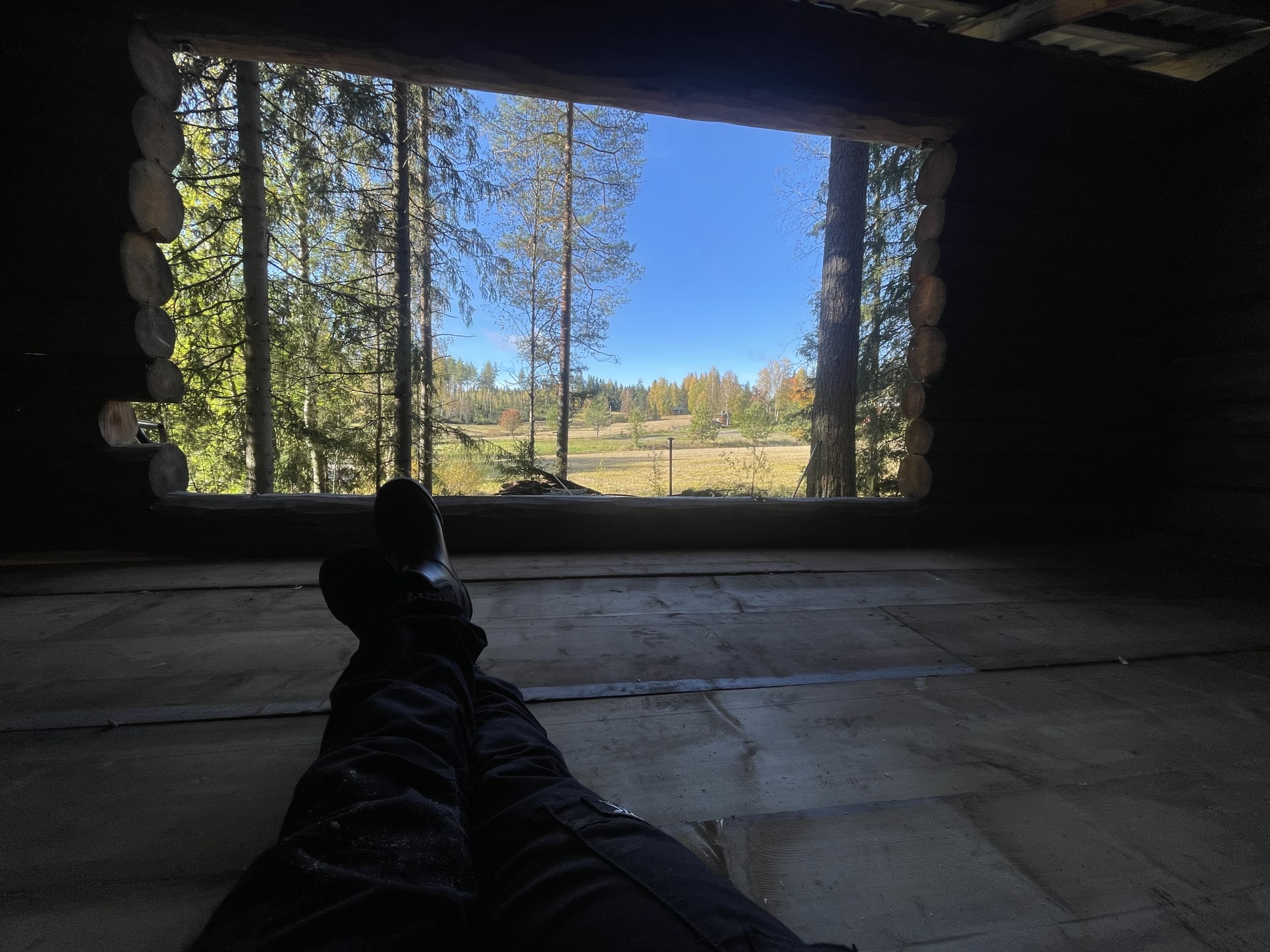 Maisemaa laavun sisältä.