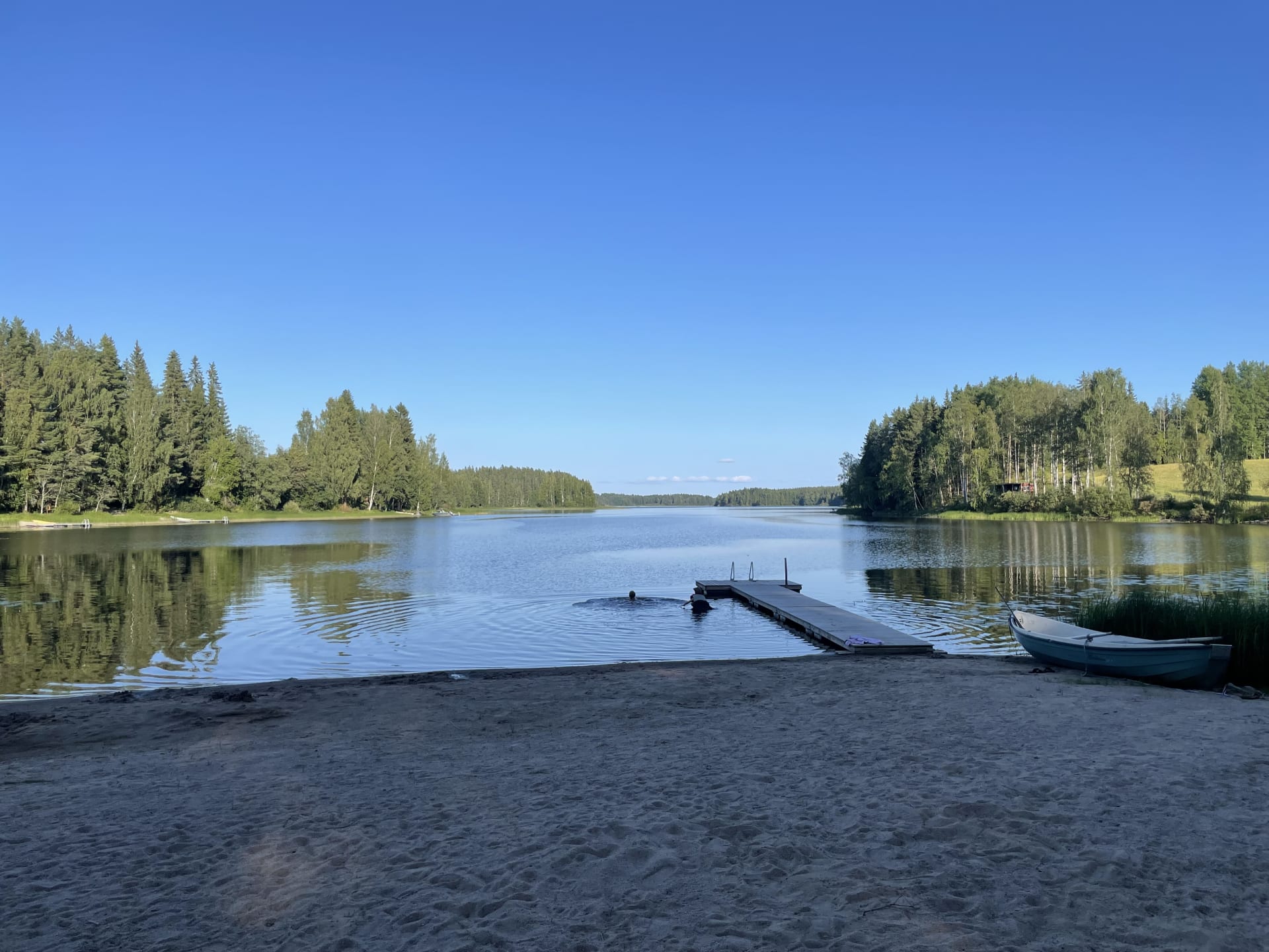 Aivan vieressä ihana uimaranta.