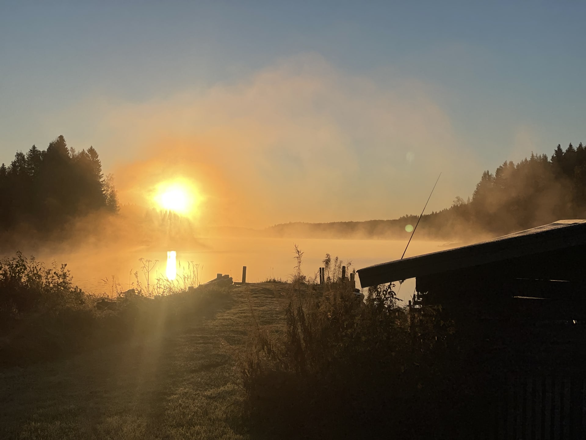 Syksyinen aamuaurinko.