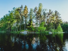 Hotellin rantasauna Kurjolammen rannalla.