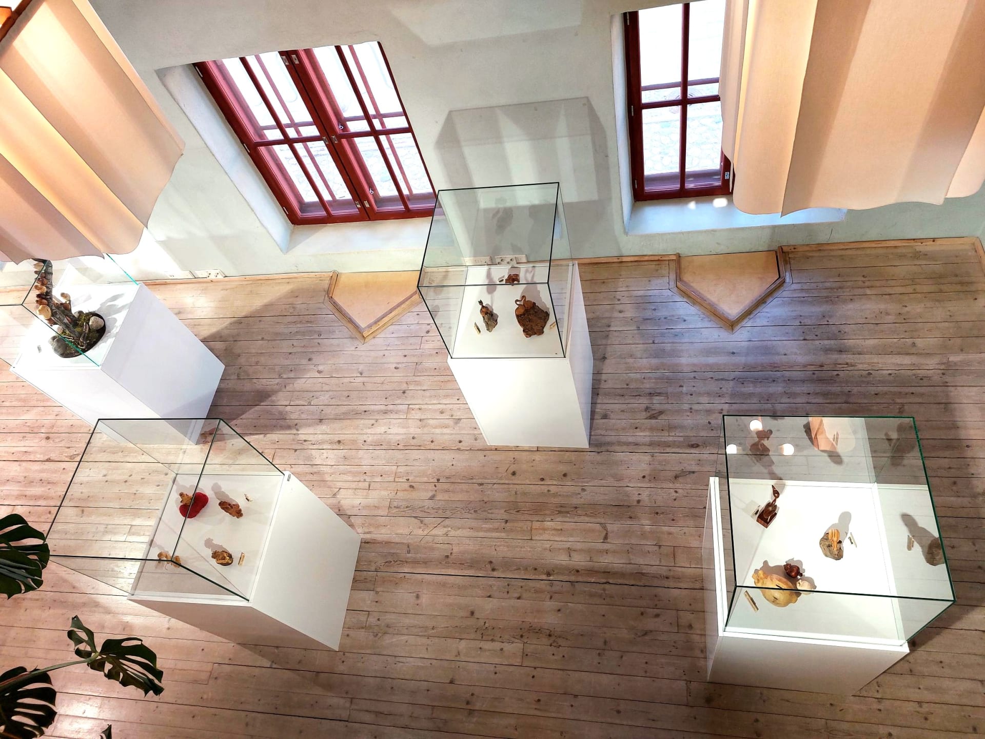 Tyrnävän kunnan näyttelytila ylhäältä päin kuvattuna. Tyrnävän kunnan näyttelytila ylhäältä päin kuvattuna.