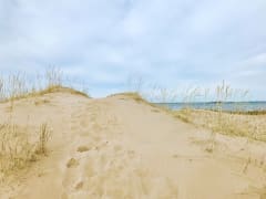 Vattajan hiekkarannan dyynit kutsuvat rentoutumaan ja nauttimaan kesän lämmöstä.