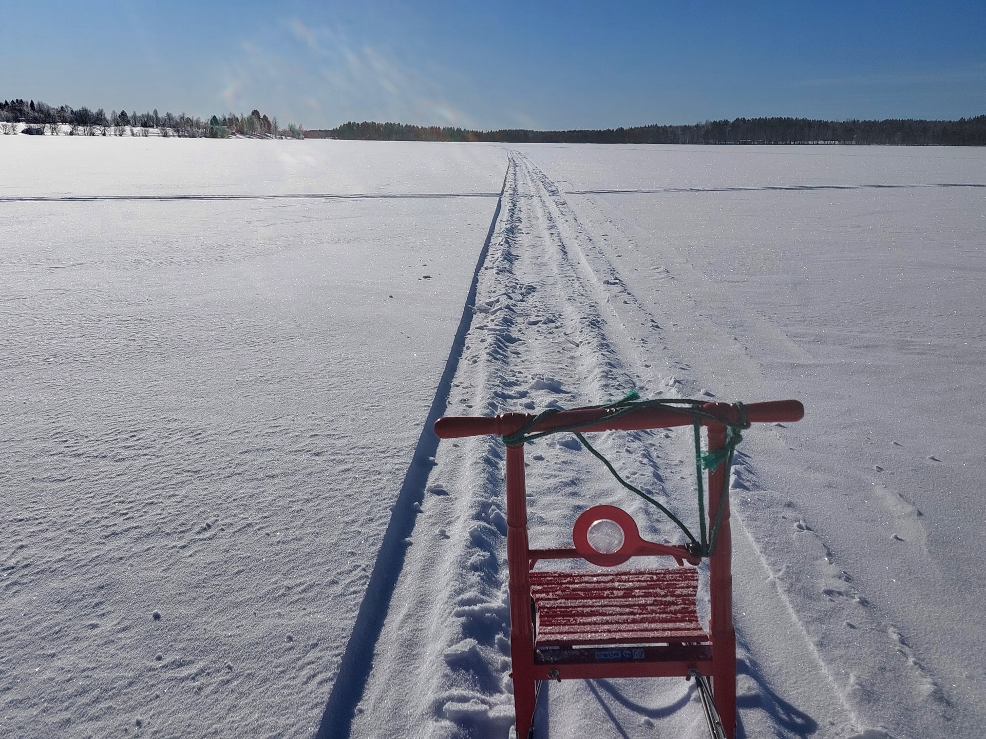 Hiljainen avara maisema rauhoittaa ja kristallilumi ihastuttaa. Piristy potkukelkkaillen..