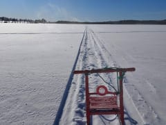 Hiljainen avara maisema rauhoittaa ja kristallilumi ihastuttaa. Piristy potkukelkkaillen..