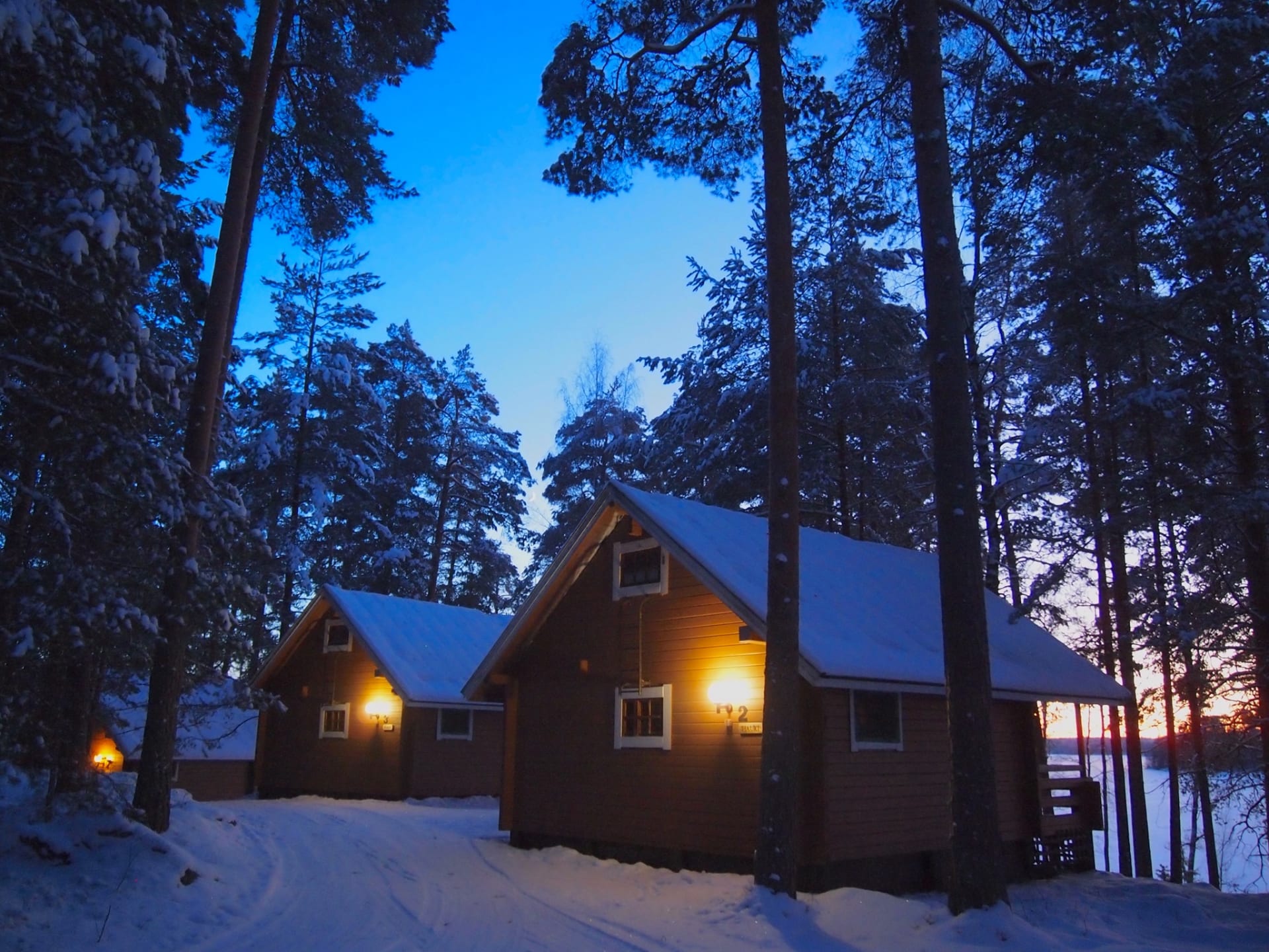 There are 5 cottages with sauna (all the year) and 17 summer cabins (May-September).