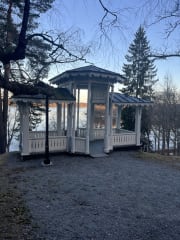 Kaupunginpuiston huvimaja, näköala kohti linnaa, kaupunkia ja Vanajanselkaa