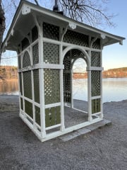 Itämaistyylinen odotusmaja laivalaiturin luona