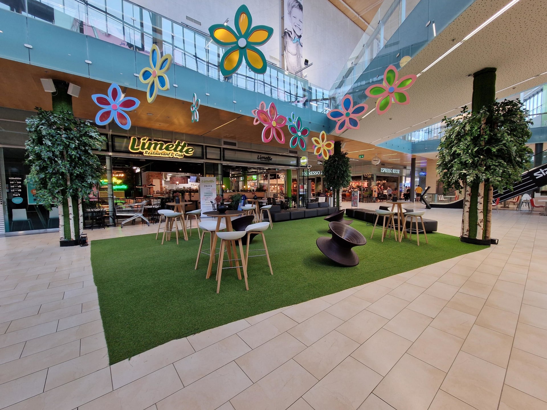 1. kerroksen lounge-alue kesäsomisteissa.