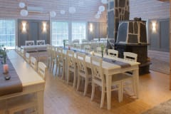 Juhlasali on valoisa ja tyylikäs, ja sinne mahtuvat kaikki vieraat samaan tilaan.