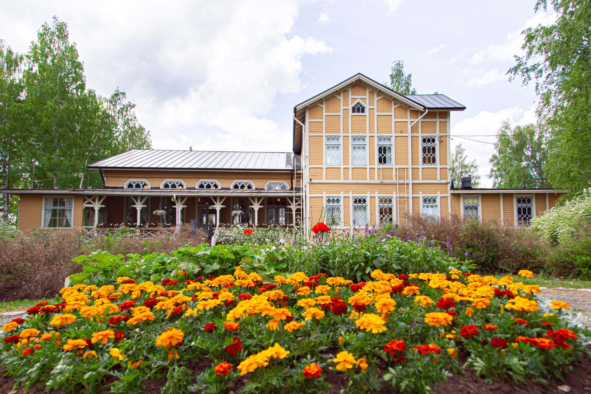 Ravintola Viikinsaari operates in historical mansion.