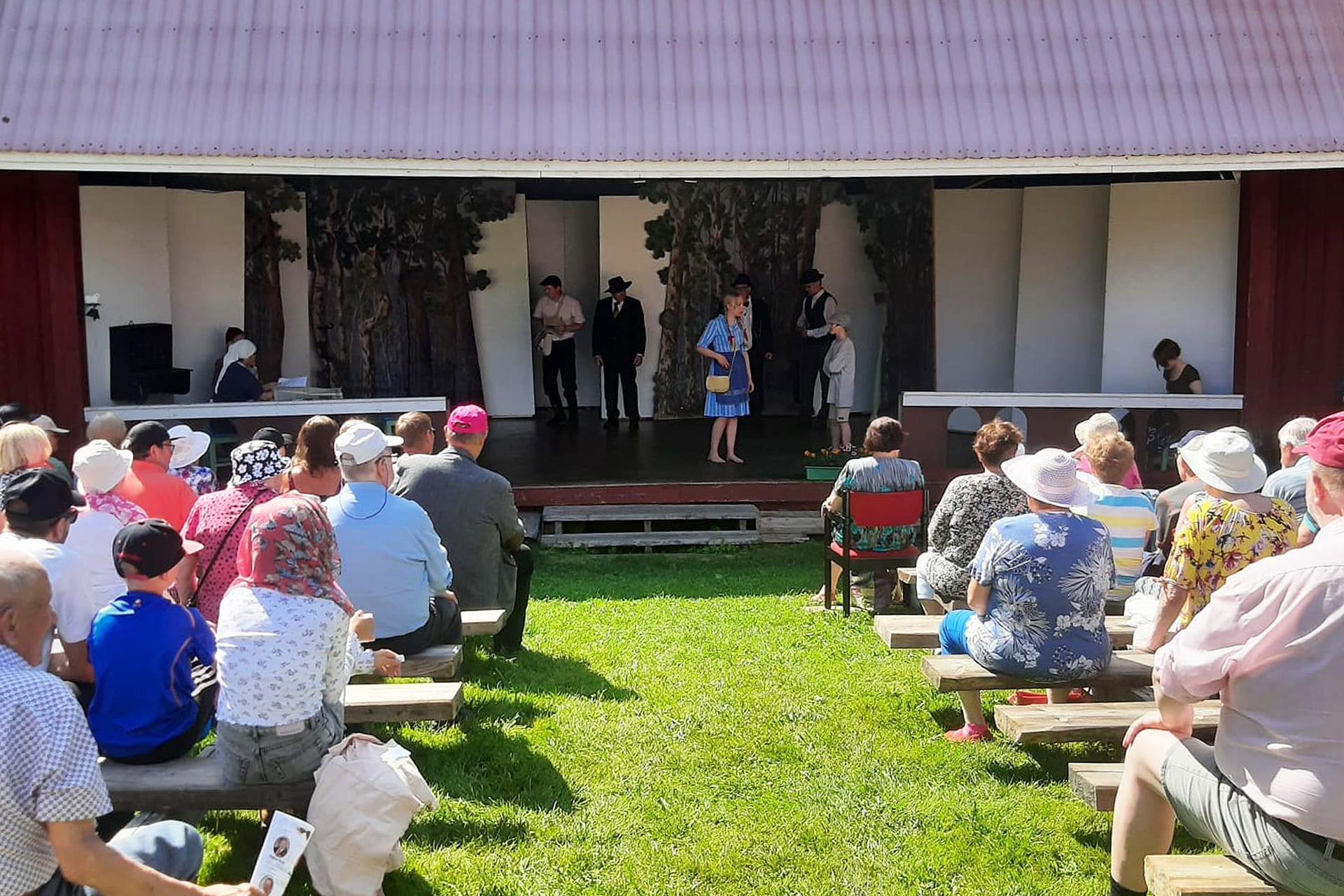 Niityntallaajien näytelmä kotiseutumuseolla Niityntallaajien näytelmä kotiseutumuseolla