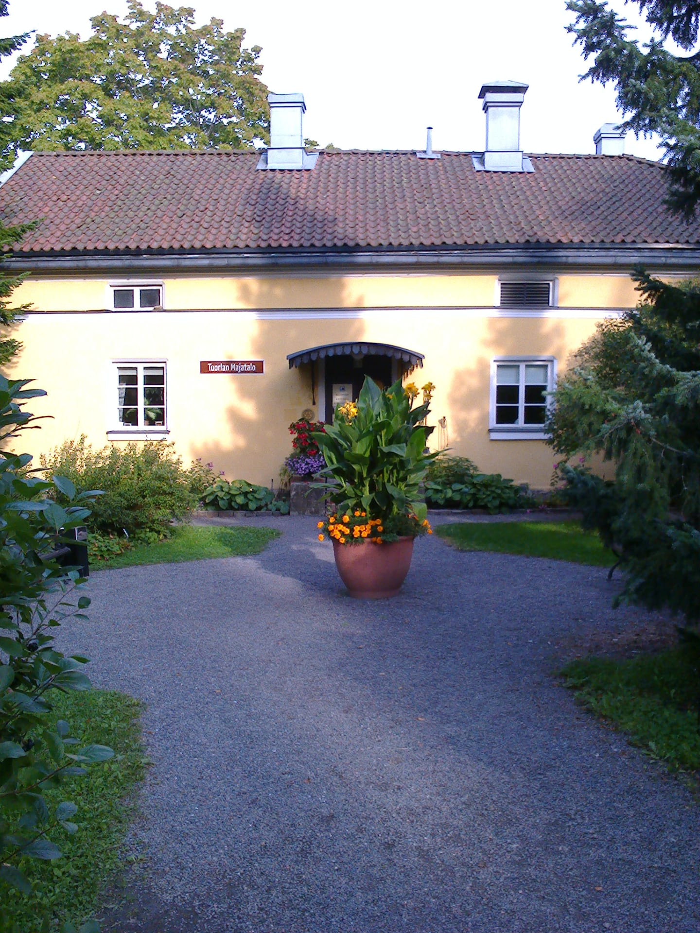 Tuorlan Majatalo from the outside.