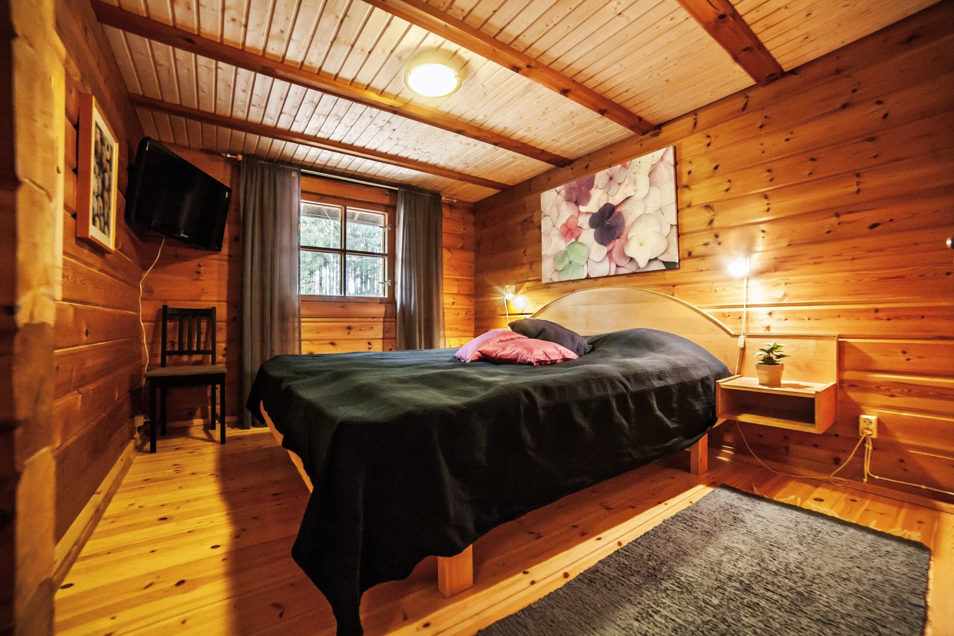One of the bedrooms downstairs. In total 3 bedrooms and a loft, beds for 10..