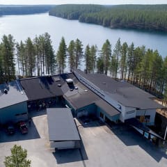 Hossan luontokeskus ilmasta kuvattuna, rakennuksen takana näkyy myös Öllöri