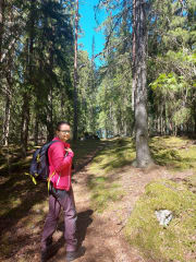 Opas-Tuula johdattaa kulkijaa Enkelinpesän poluilla.