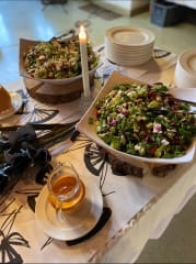 Amorin salaattipöydän antimia.