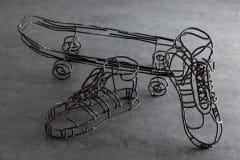 Kenkiä ja skeittilautaa esittävä taideteos