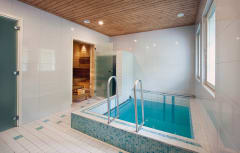 Bathroom and pool at Riitan parsi at Niemilomat