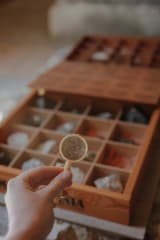 Kivinäytteitä tarkastelussa